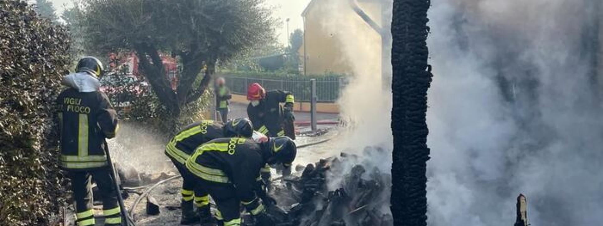 Marche - Violento incendio distrugge la veranda di una villetta