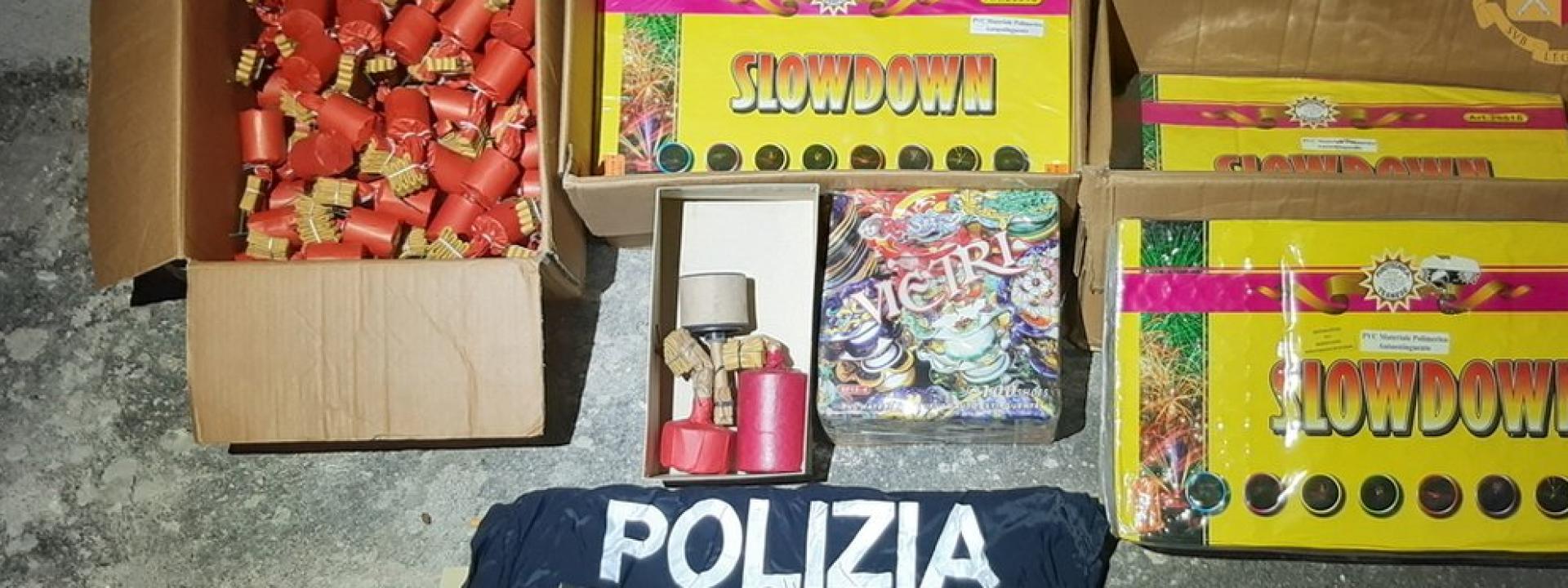 Marche - I poliziotti cercano la droga ma in garage trovano 65 bombe carta e altri esplosivi: 32enne nei guai