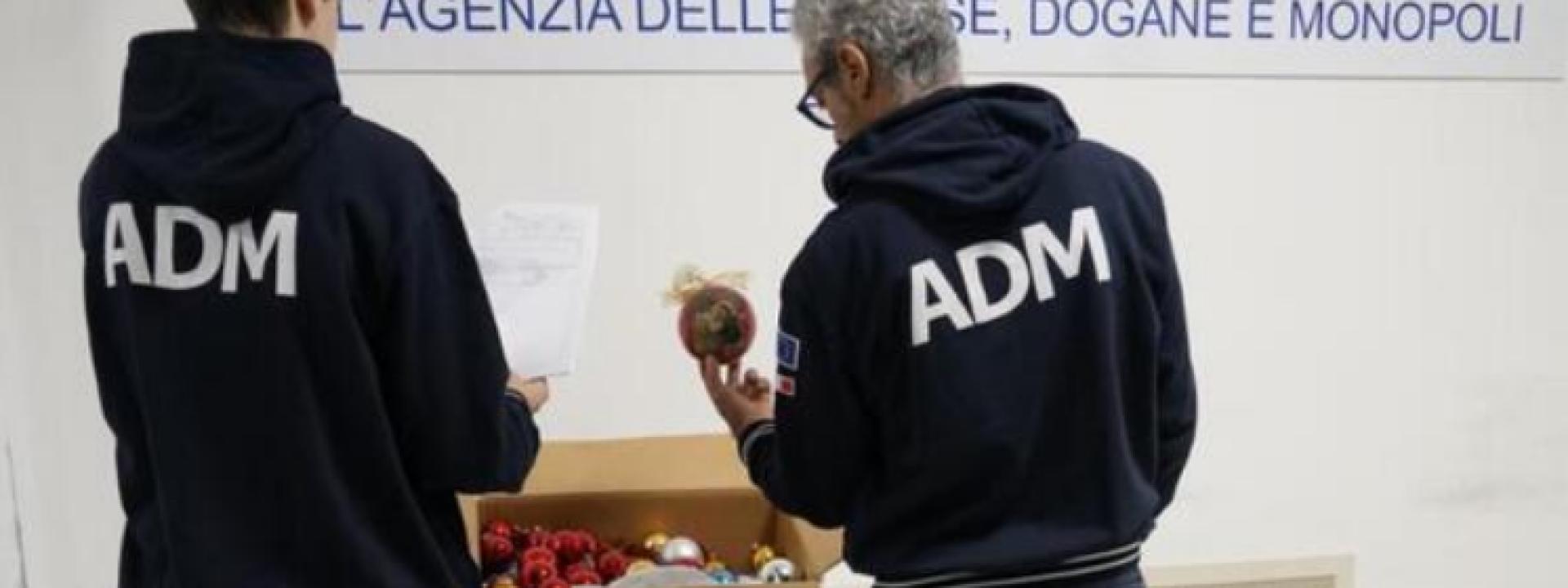 Marche - Bloccato l'ingresso in Italia di 11mila palline di Natale provenienti dalla Cina