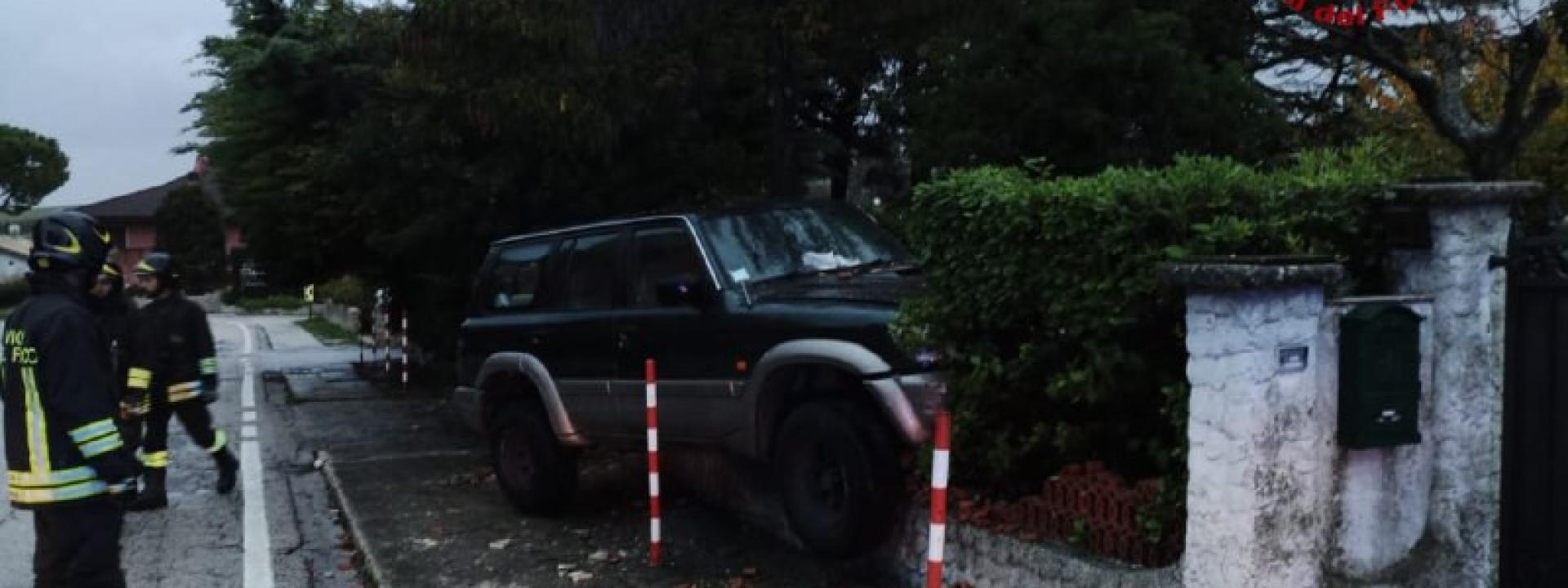 Marche - Fuoriuscita di metano dopo lo schianto contro una casa: arrivano i pompieri