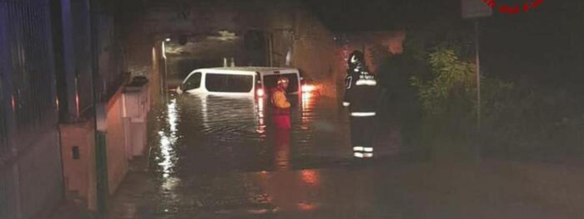 Marche - Pulmino bloccato in un sottopasso allagato: in 4 salvati dai pompieri