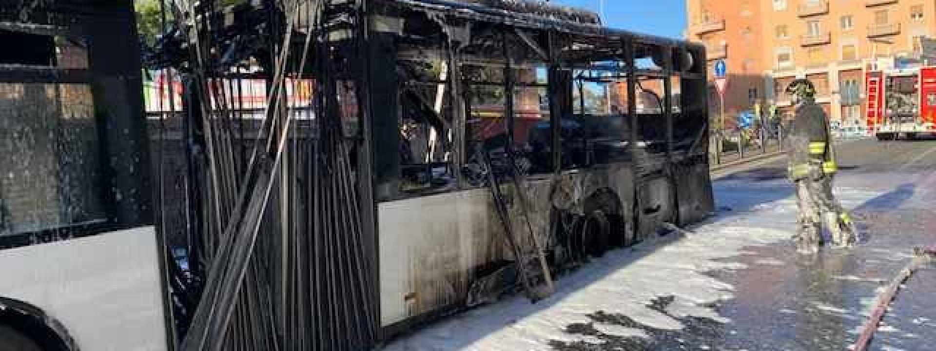 Marche - Macerata, bus a fuoco: il calore fa esplodere le finestre di un condominio