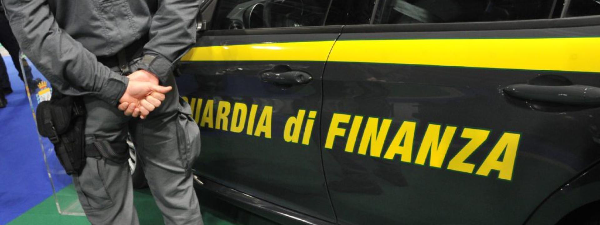 Marche - Richiedenti asilo al lavoro per 12 ore al giorno e fatti dormire in azienda: indagine della Finanza nel Fermano