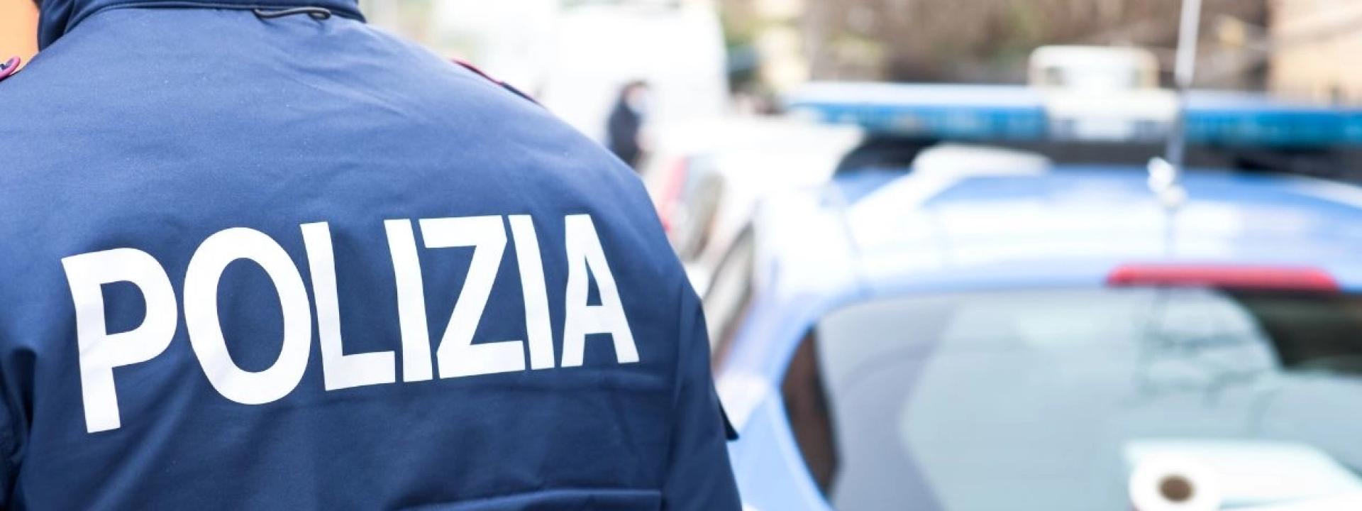 Marche - Alla vista delle divise si agita, minaccia i poliziotti e prende a calci le auto in sosta: in casa aveva droga