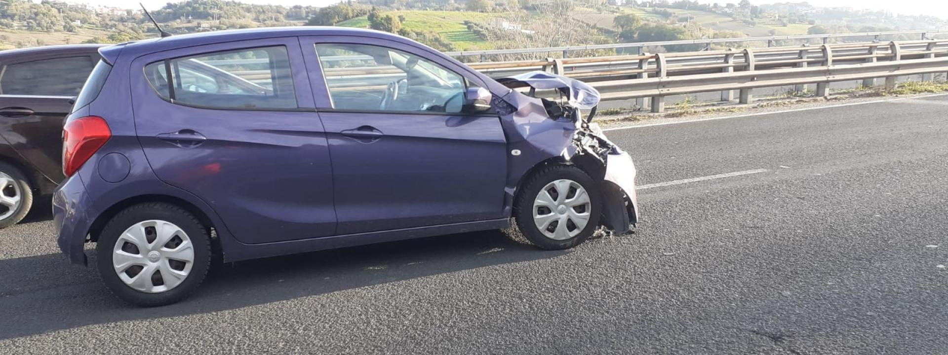 Marche - Anziana si schianta contro il guardrail sotto gli occhi dei vigili del fuoco