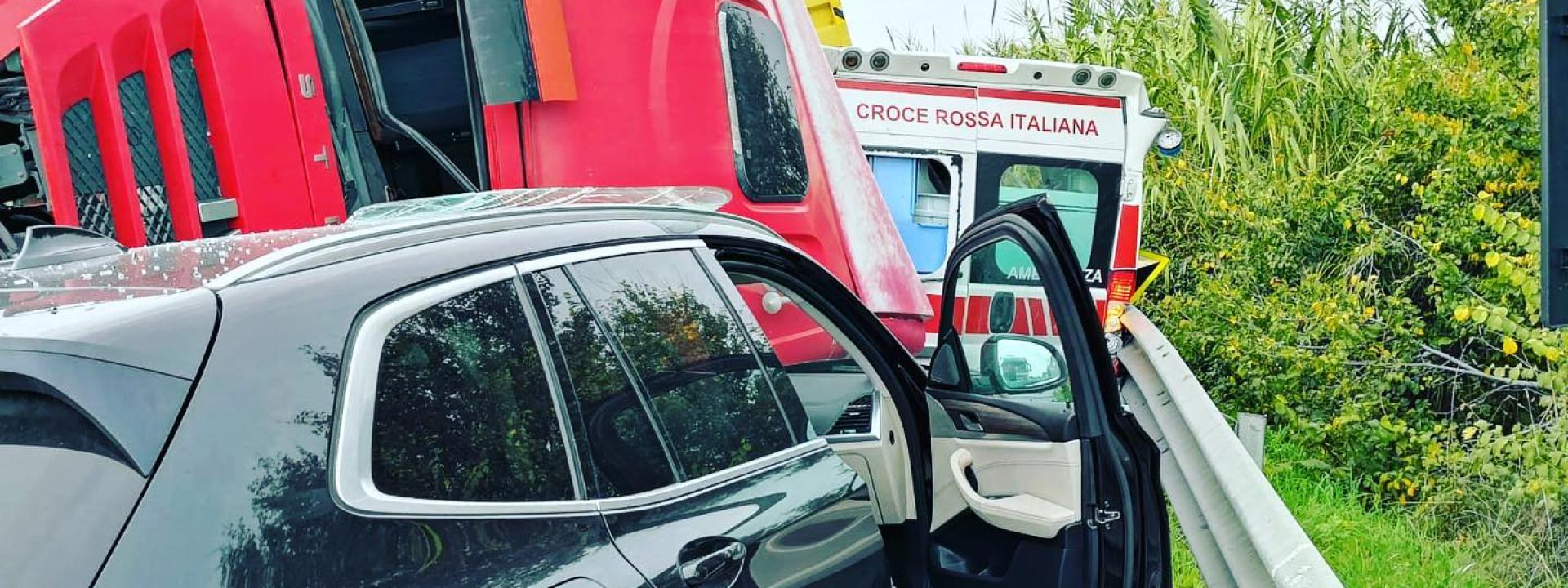 Marche - Autoarticolato si ribalta e travolge un'ambulanza: due vittime