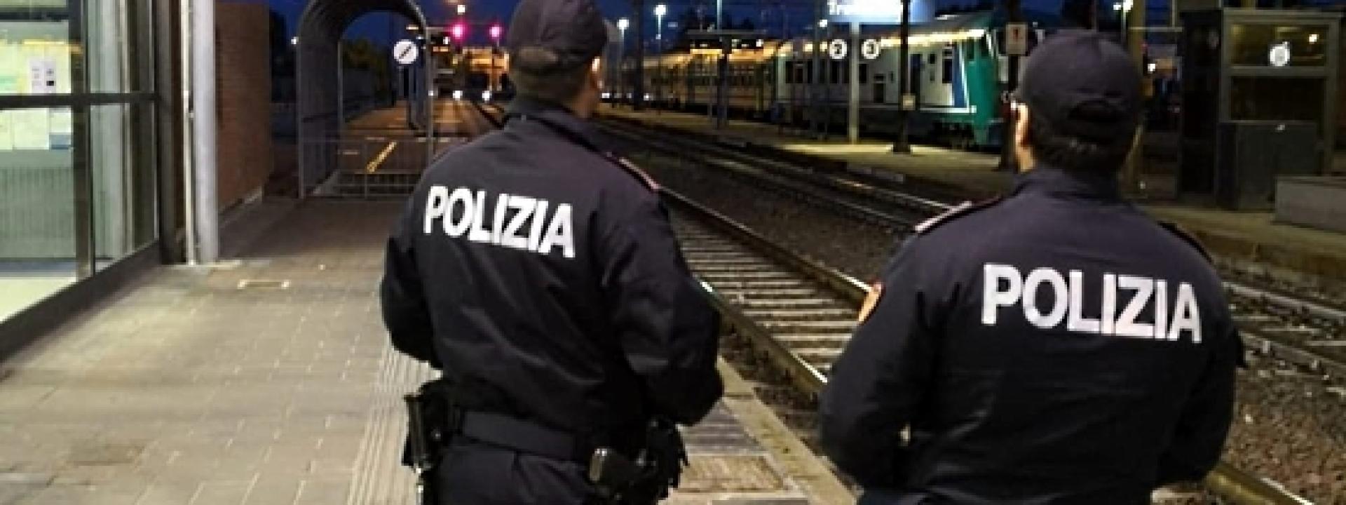 Marche - Si stende sui binari e manda il video a un amico: salvato dalla polizia