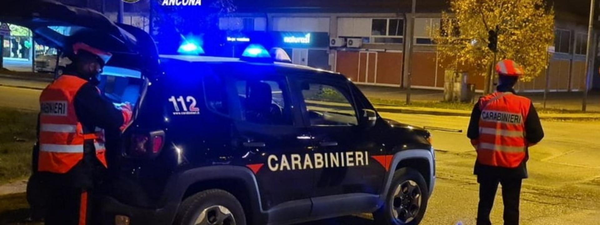 Marche - Tradito dal tenore di vita troppo alto: durante la perquisizione saltano fuori droga e munizioni