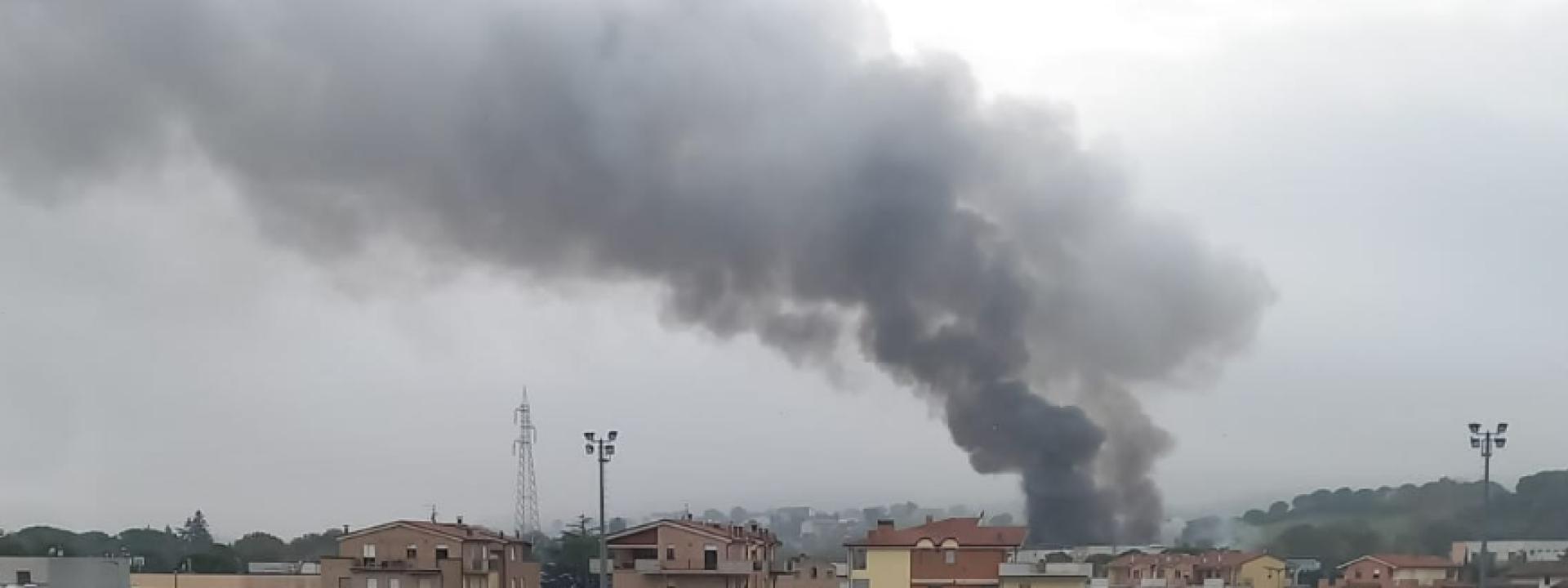 Marche - Pollenza, in fiamme un'azienda di riciclo di materiale elettronico