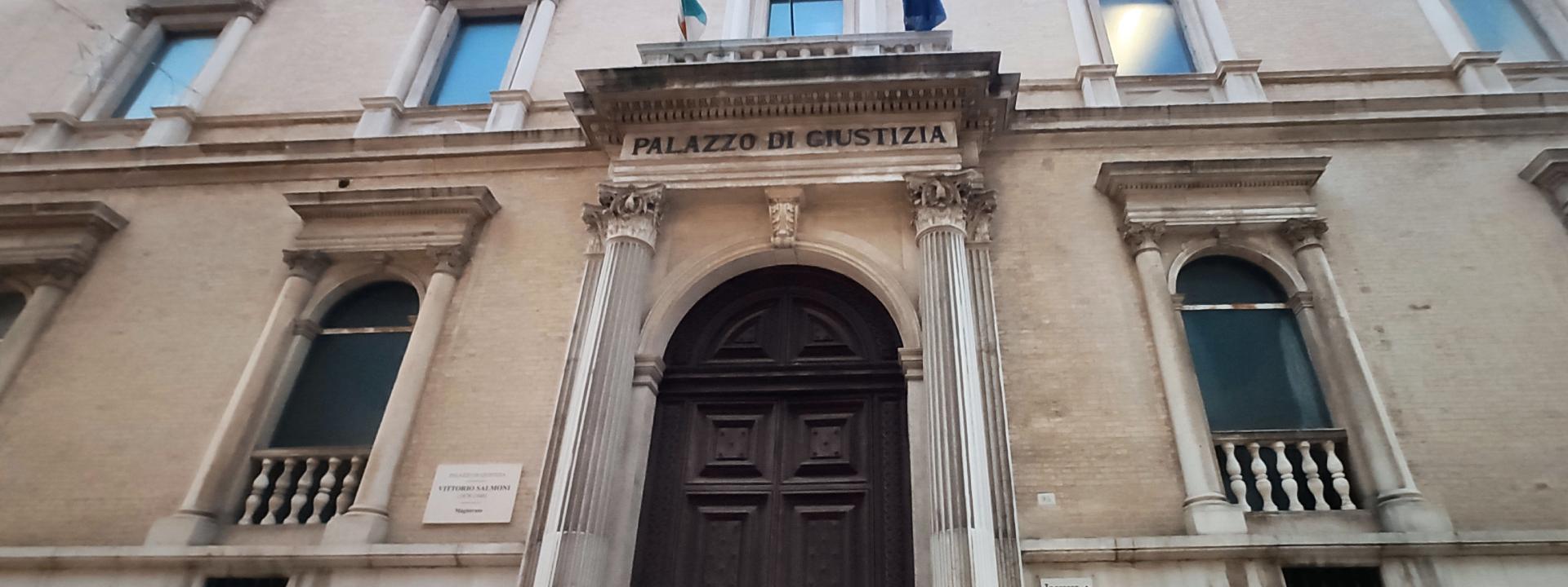 Marche - Infastidisce le persone e dà in escandescenza, il giorno dopo si ripete in Tribunale