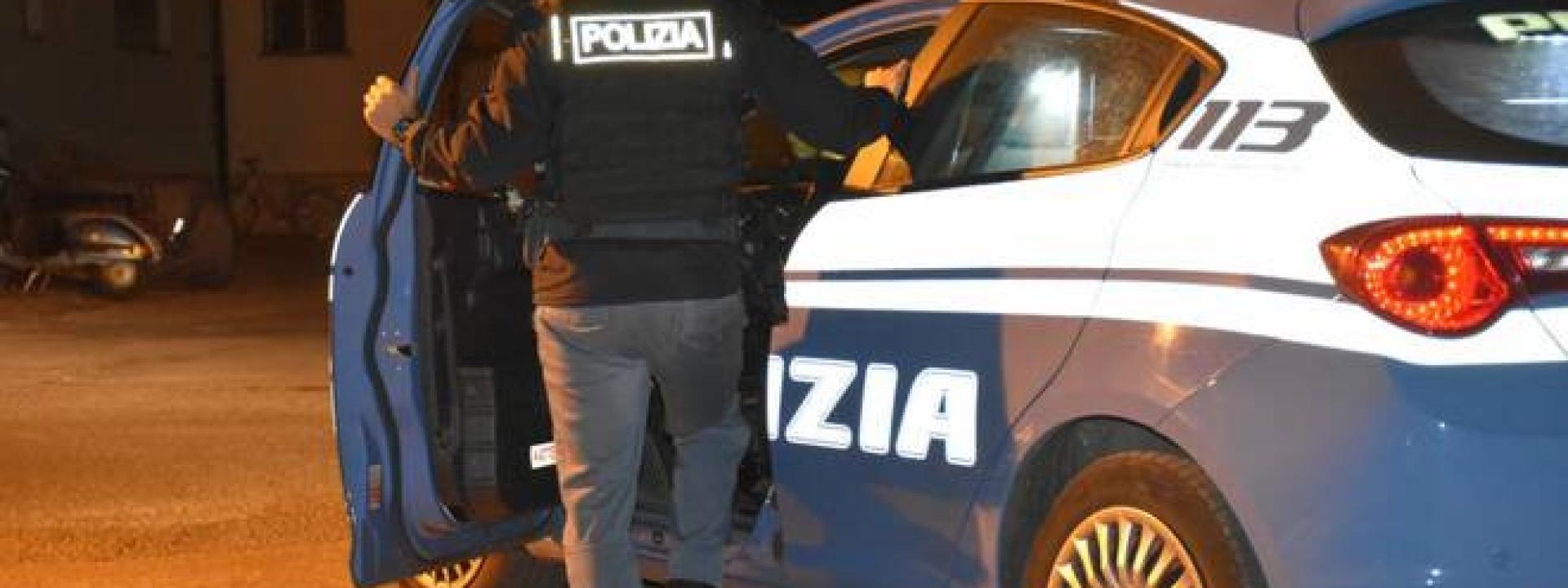 Marche - Gli agenti fermano l'amico, lui si avvicina per chiedere spiegazioni e gli trovano addosso la droga