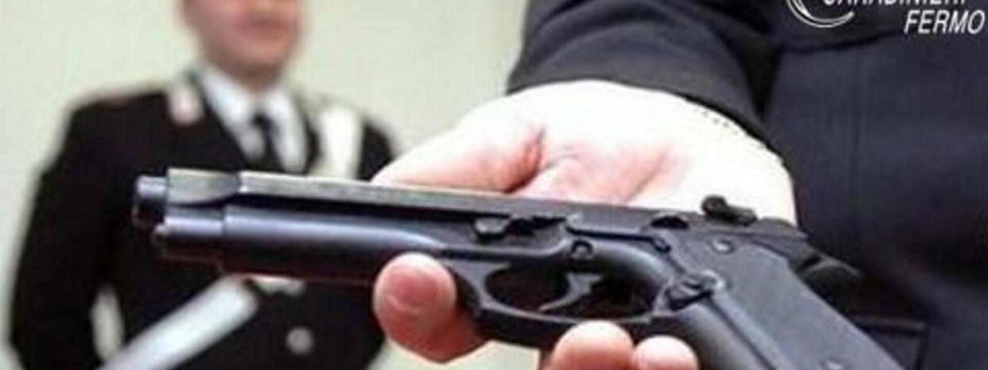 Marche - Il parente non gli restituisce i soldi prestati e lui lo minaccia con una pistola