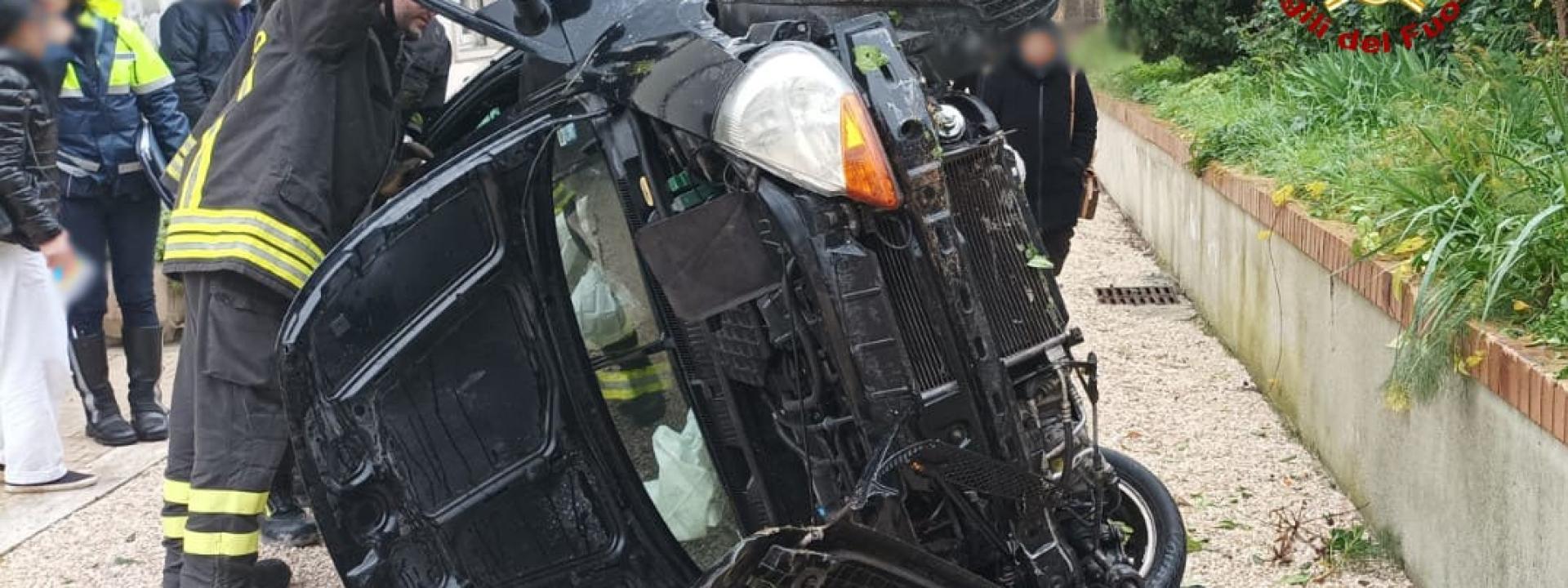 Marche - Donna perde il controllo dell'auto: il mezzo piomba nel cortile di un condominio