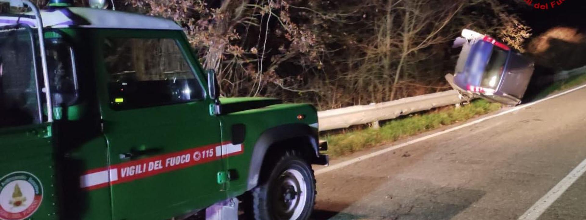 Marche - Dopo l'incidente, l'auto si capovolge sul guardrail: apprensione per il conducente