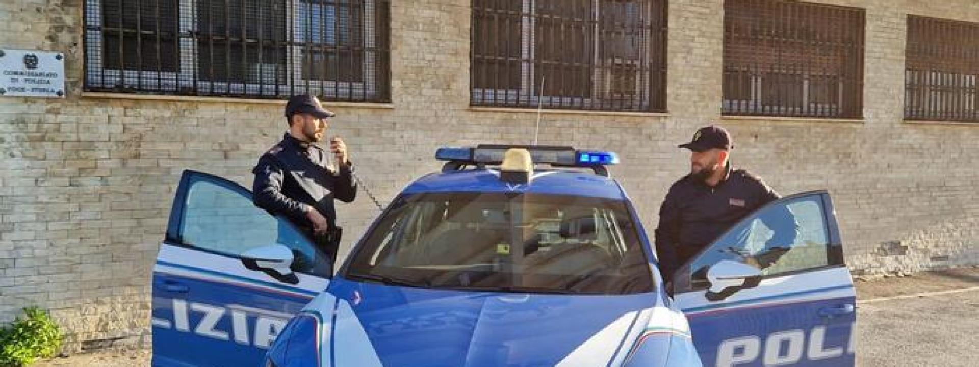 Marche - Senzatetto ubriaco barcolla vicino ai binari: salvato dalla Polizia