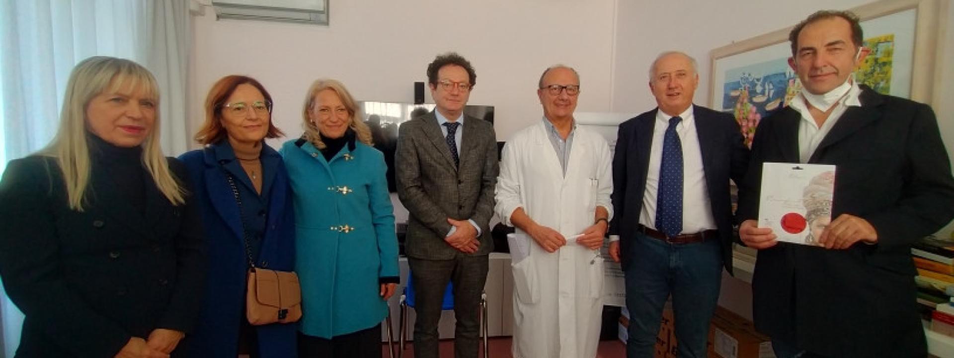 Marche - San Severino, un doppio dono per l'Hospice: una borsa di studio e cento cappelli per le pazienti oncologiche