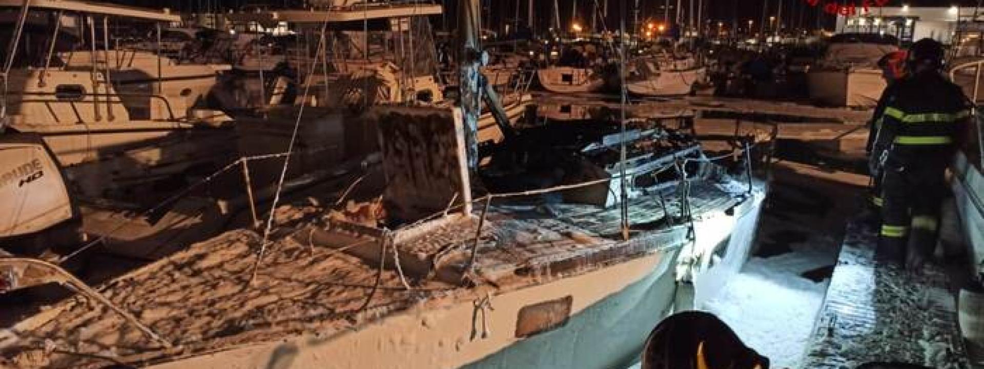 Marche - La barca va a fuoco mentre sta preparando la cena: ustionato un 60enne