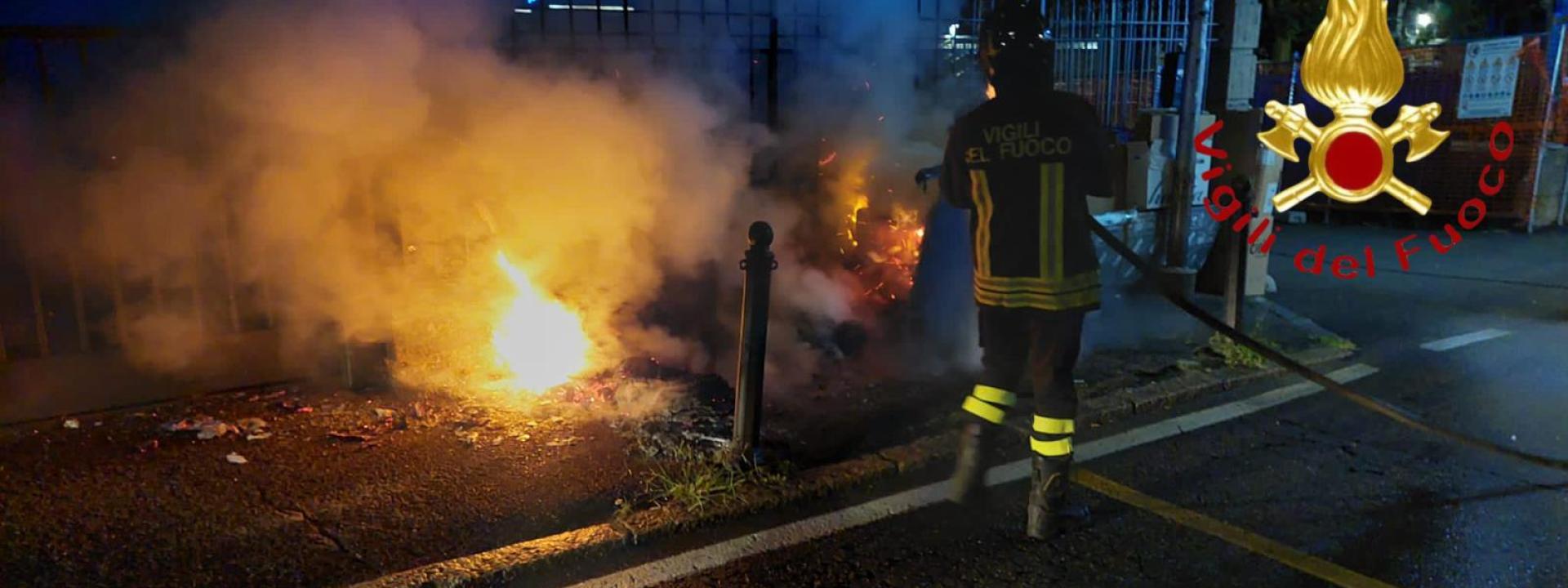 Marche - Cassonetti a fuoco per l'esplosione dei petardi: dieci interventi dei pompieri in provincia di Macerata