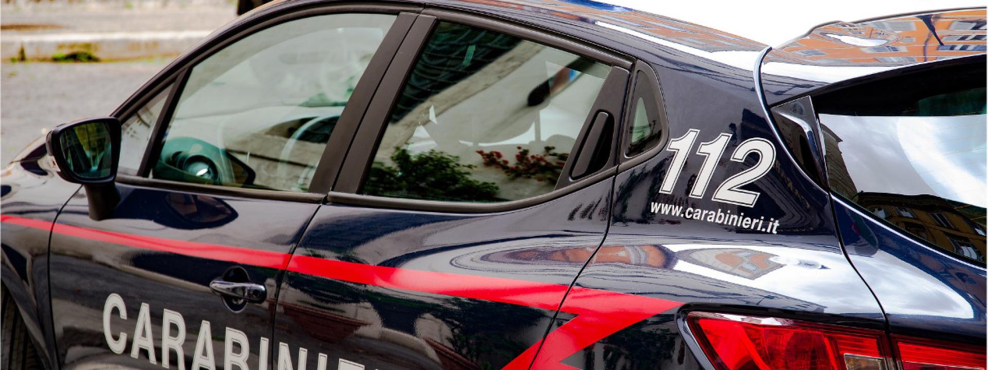 Marche - Prima aggredisce la persona che le aveva dato un passaggio, poi in caserma ruba il telefono a un carabiniere