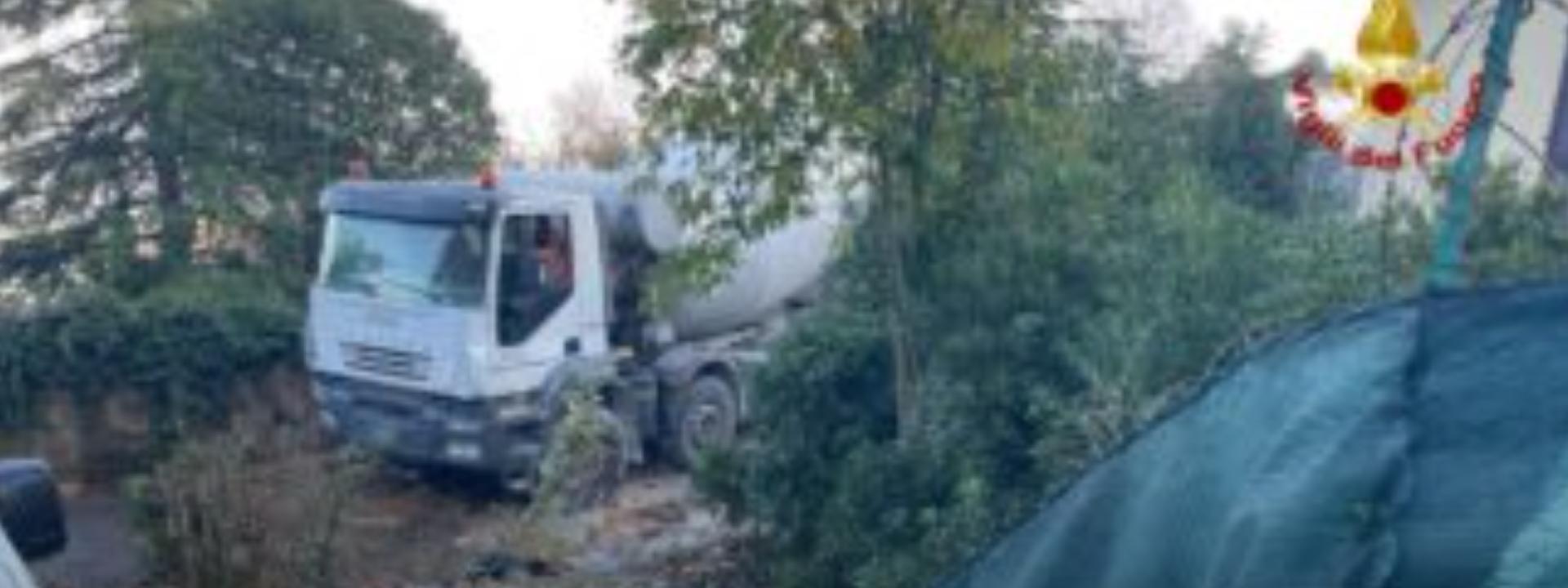 Marche - Betoniera finisce fuori strada e abbatte il cancello di una casa