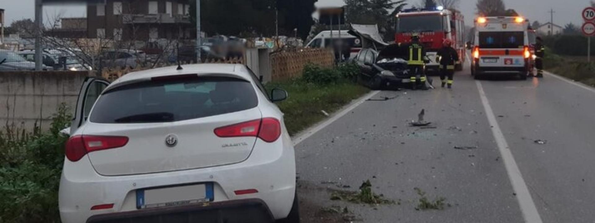 Marche - Scontro fra tre auto lungo la Provinciale: quattro persone ferite