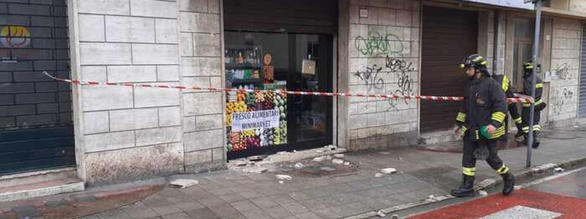 Marche - Solleva la serranda del negozio e gli piovono addosso pezzi di pietra: 49enne a Torrette