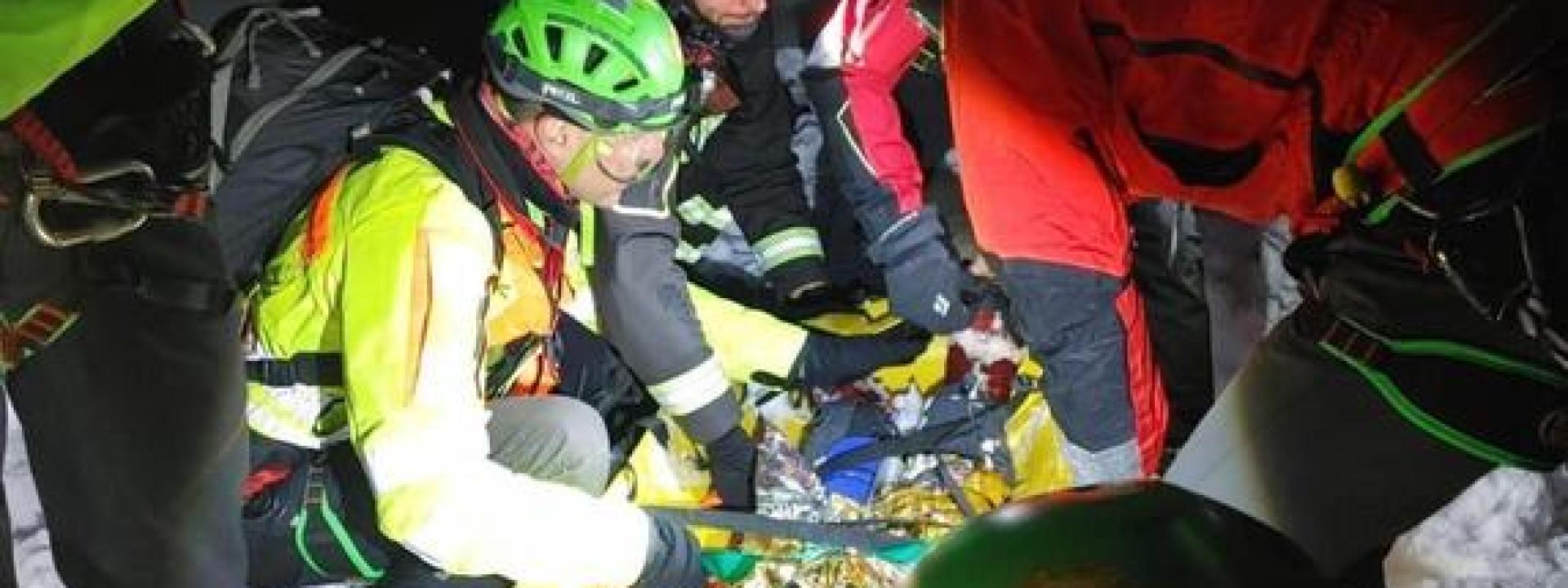 Marche - Escursionista scivola nel bosco innevato: salvato dal Soccorso Alpino