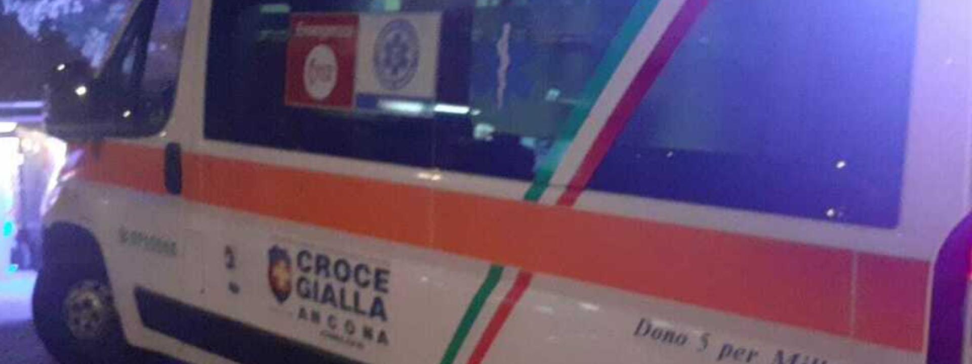 Marche - Trovato in strada in un lago di sangue e con una bottiglia di rum in mano: grave un 54enne