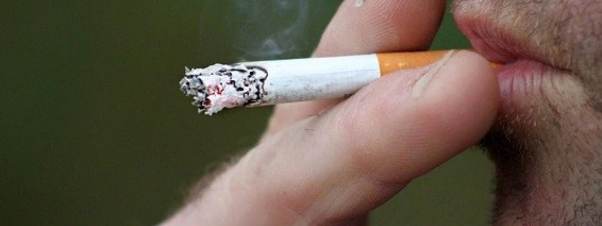 Marche - Raccoglie una sigaretta da terra e la fuma: portato a Torrette