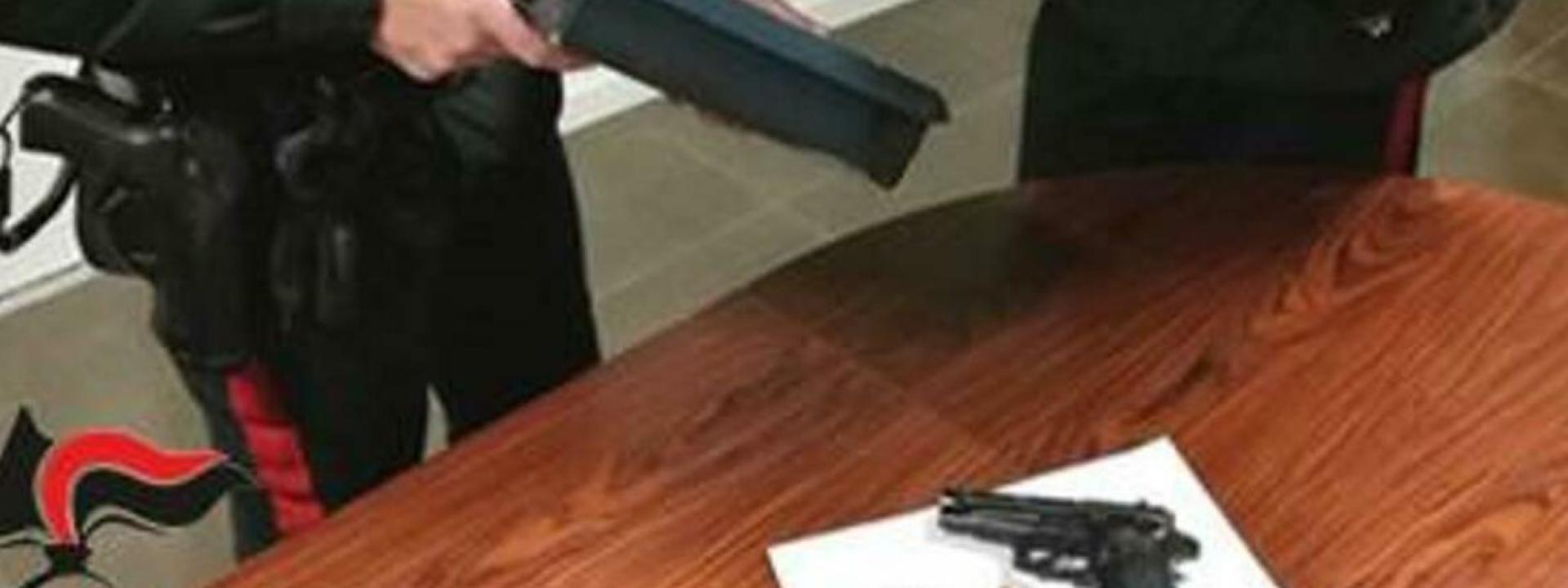 Marche - Scappa dai carabinieri e lancia una pistola in un cortile