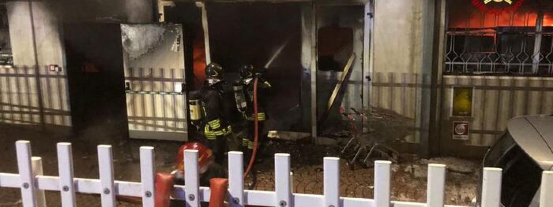 Marche - Violento incendio distrugge un negozio: pompieri al lavoro per 12 ore