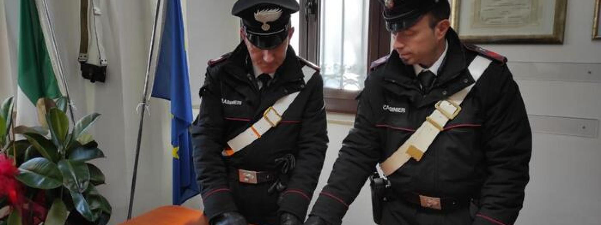 Marche - A spasso con due etti di coca nella tasca del giubbotto: arrestato