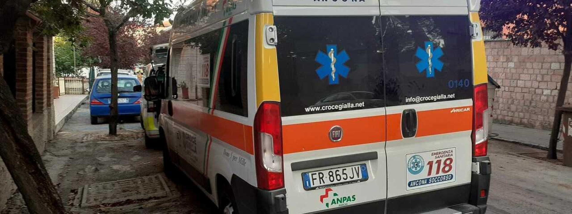 Marche - Bimbo di 7 anni rimane con la testa incastrata fra le porte del bus