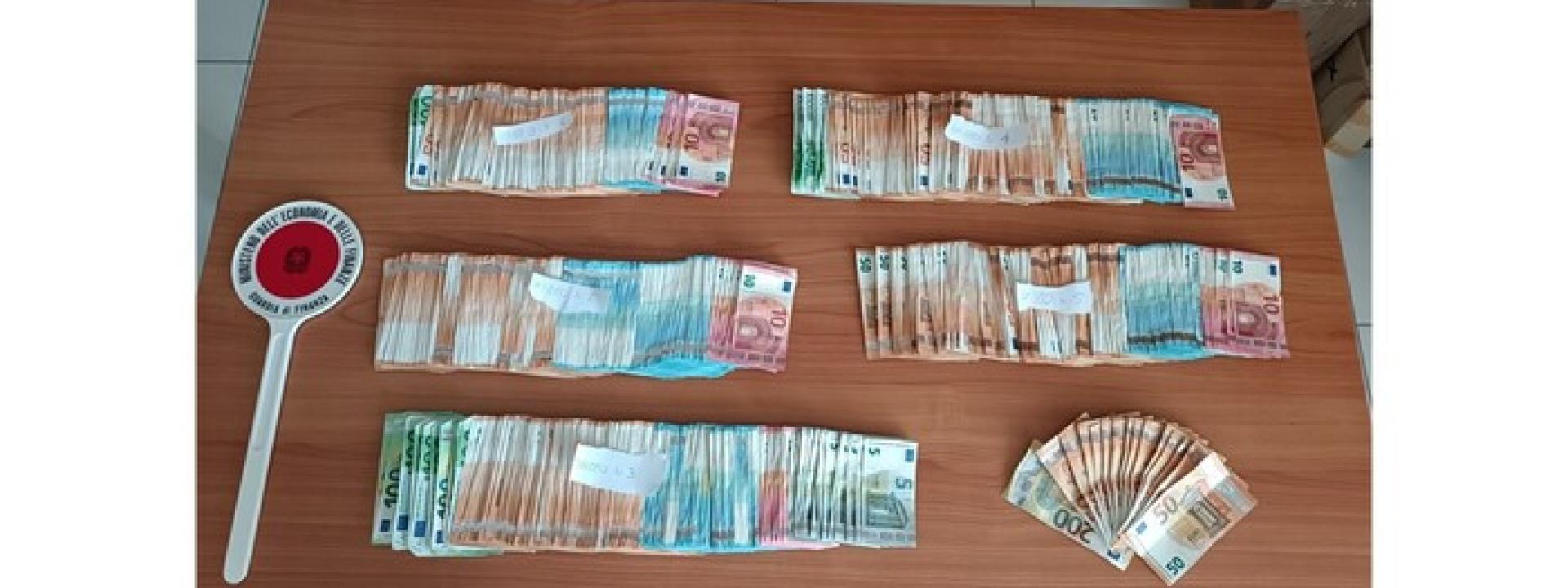 Marche - Blitz della Finanza, in casa del pusher albanese trovati 53mila euro in contanti