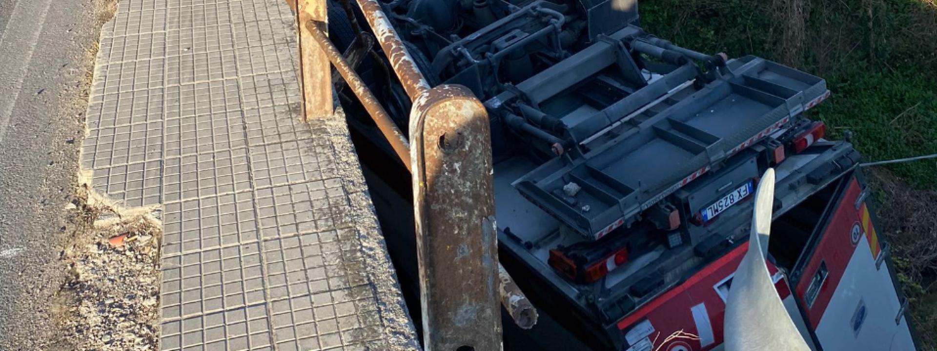 Marche - San Severino, camion frigo sbanda e finisce sotto un ponte: grave l'autista