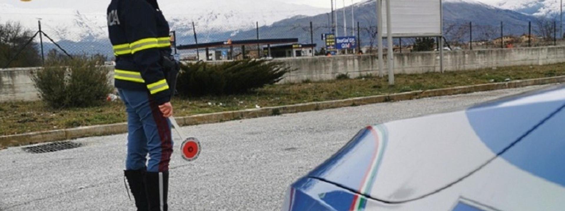 Marche - Fermato dalla polizia mentre cammina in superstrada, con un morso stacca un dito a un agente