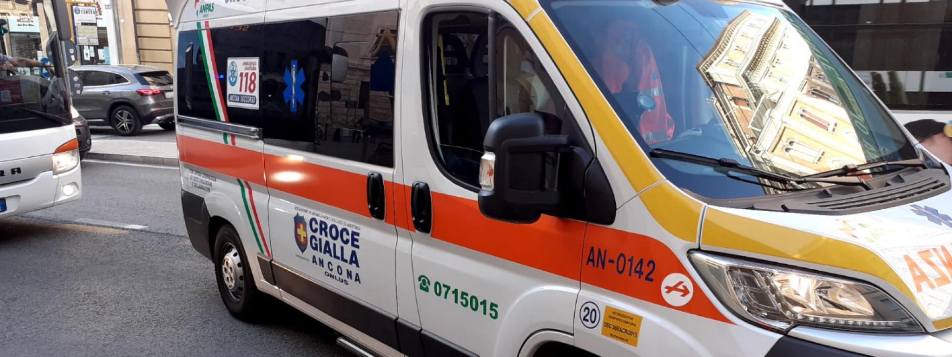 Marche - Completamente ubriache si azzuffano in strada, poi se la prendono con i soccorritori