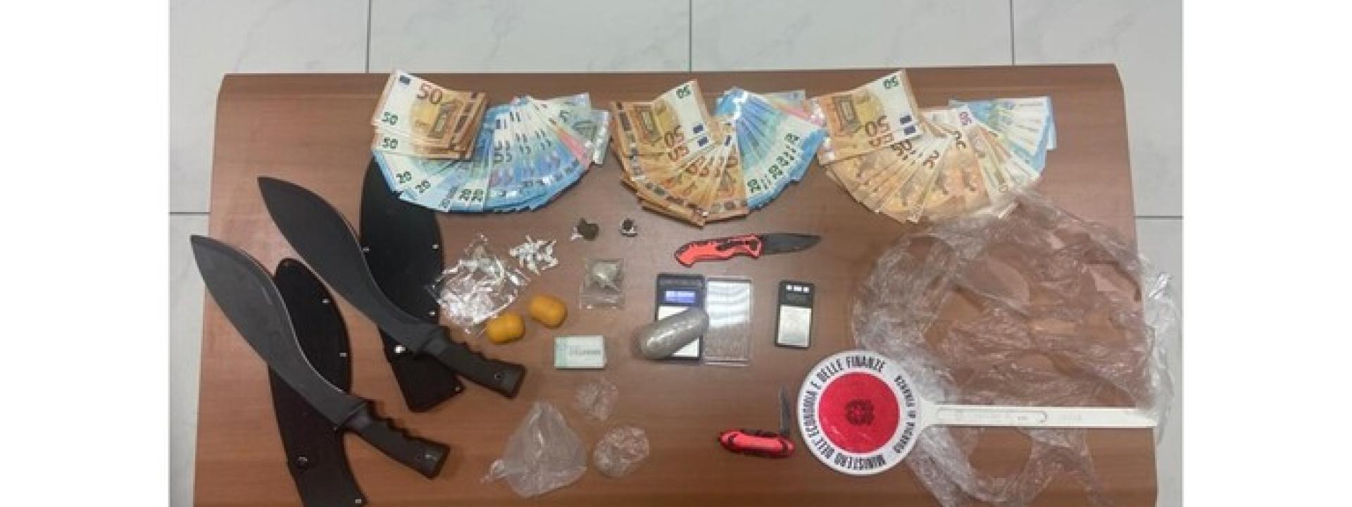 Marche - Un laboratorio per la droga e due machete in casa: arrestato