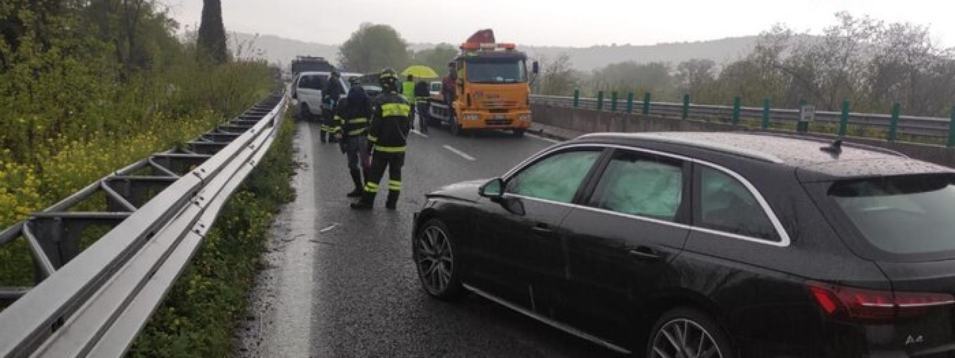 Marche - Travolto dal suo furgone, tamponato da un'auto, finisce in una scarpata e muore