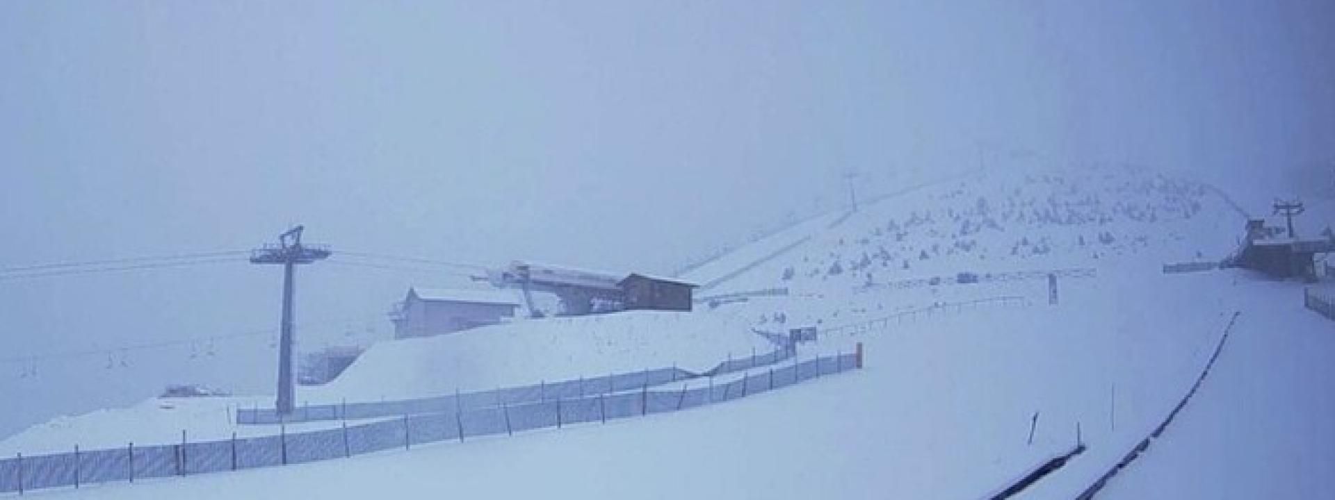 Marche - Torna la neve in montagna: a Frontignano sono circa 15 i cm di manto bianco