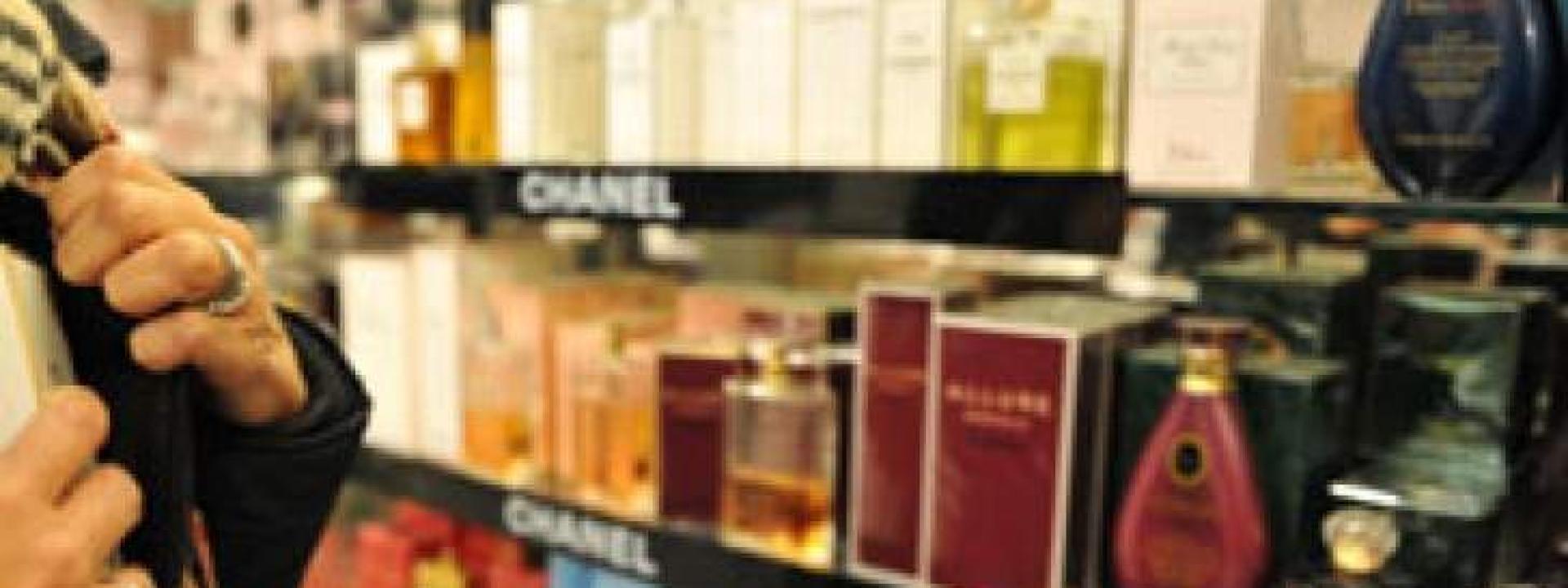 Marche - Furti di profumi griffati per oltre 50mila euro: dopo venti colpi, la 