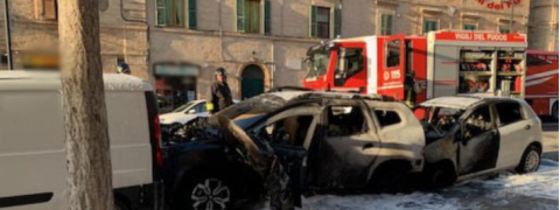 Marche - Macerata, finisce addosso a un'auto in sosta e i mezzi prendono fuoco