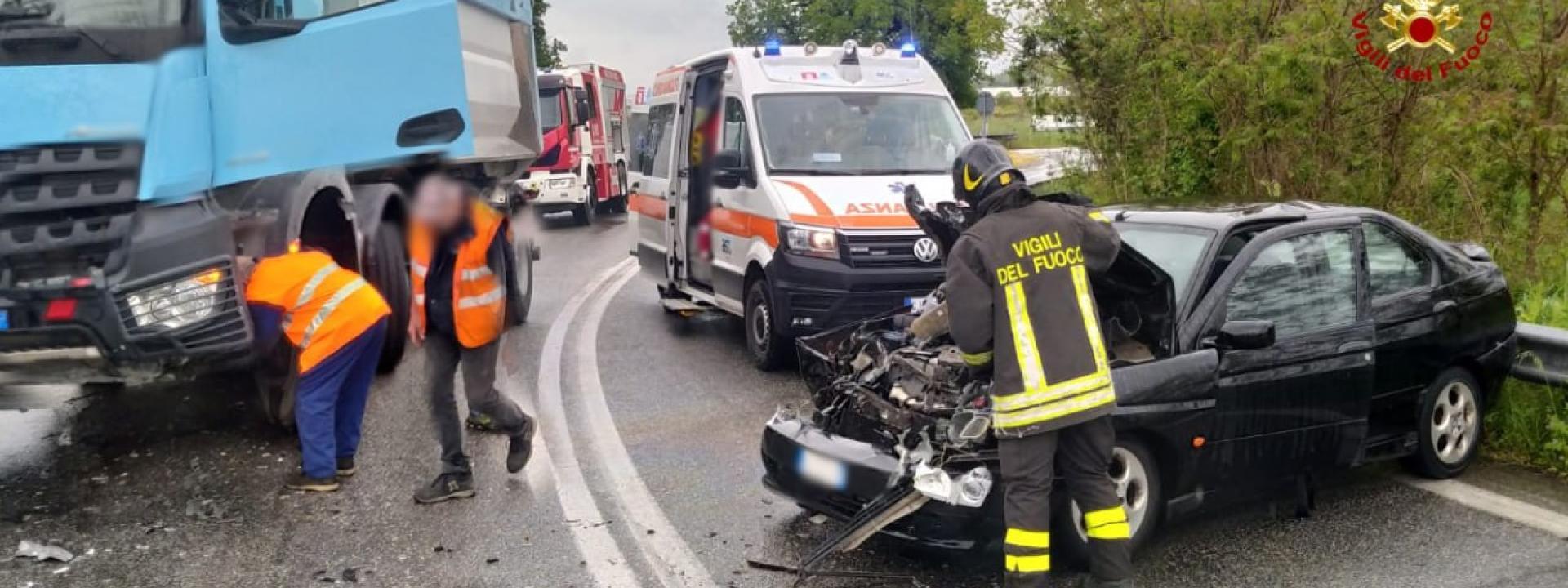 Marche - Frontale a Sforzacosta, svincolo della superstrada chiuso per due ore