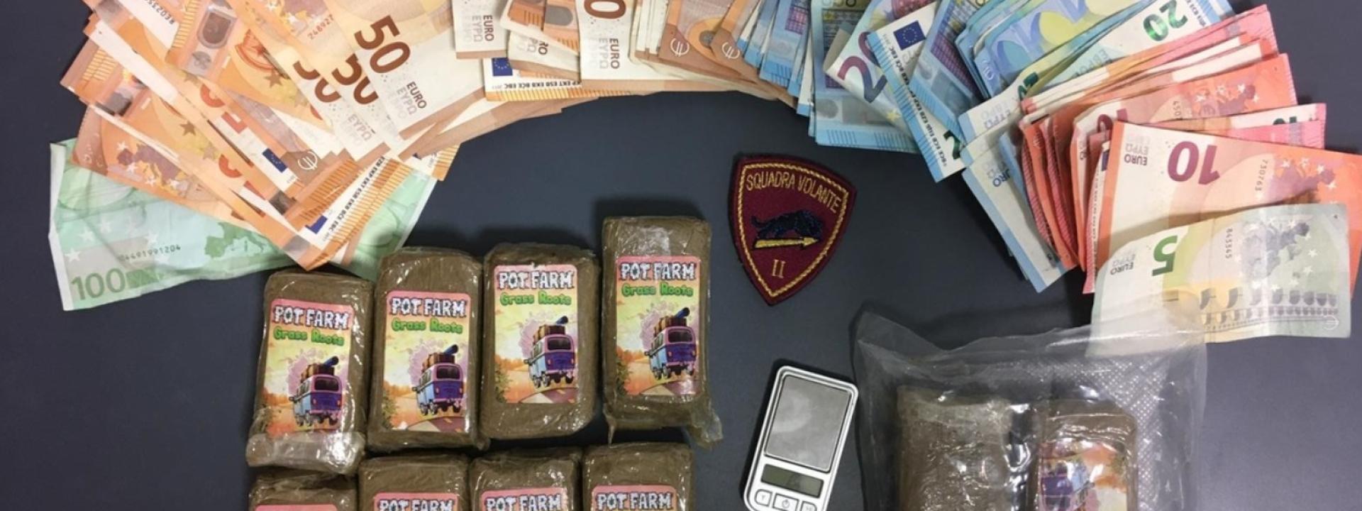 Marche - Coppia di baby pusher trovata con un chilo di hashish: lui ha 17 anni, lei 16