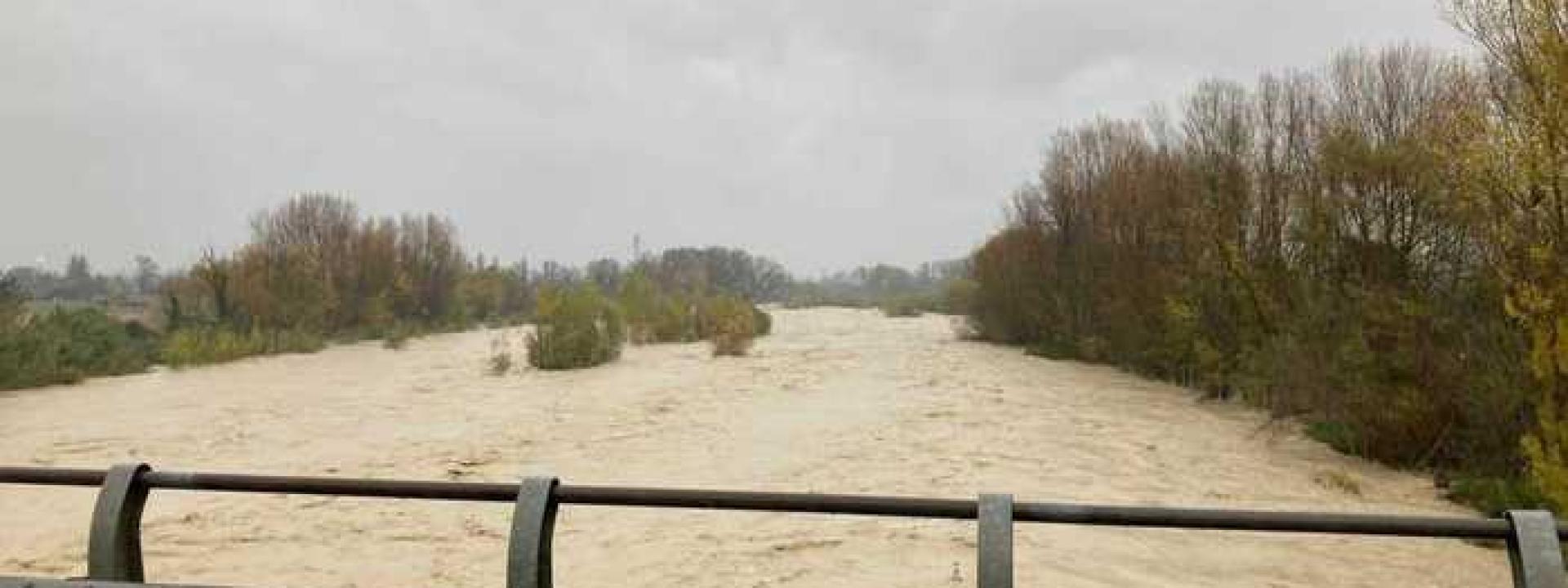 Marche - La pista ciclabile frana e un ragazzino scivola nel fiume: lo salva una donna grazie al guinzaglio del cane