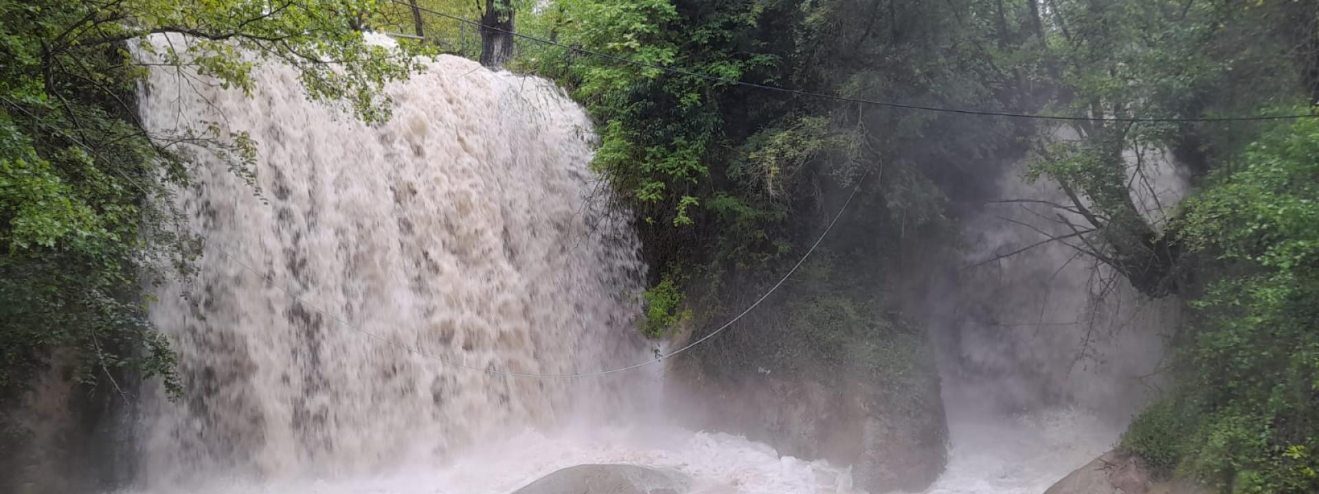 Marche - Tantissima acqua alle Cascate Perdute di Sarnano: i visitatori invitati a prestare attenzione (VIDEO)