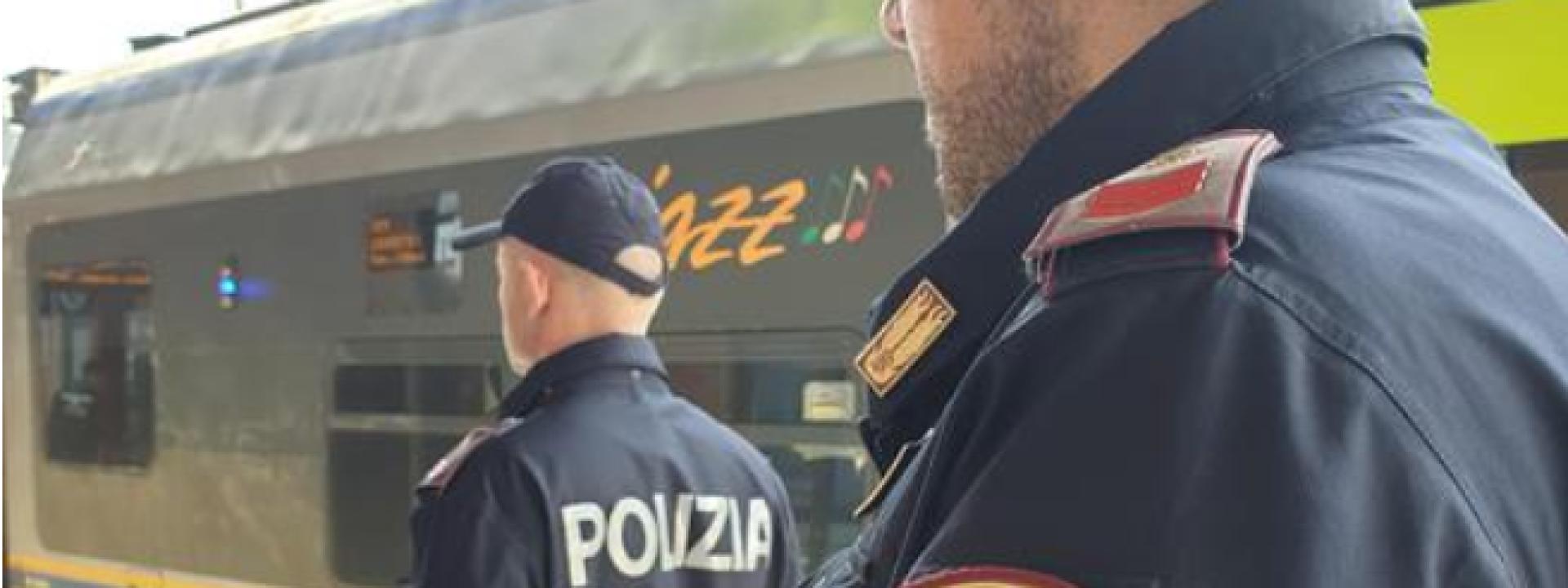 Marche - Fermato in treno, aveva 2 kg di droga nello zaino