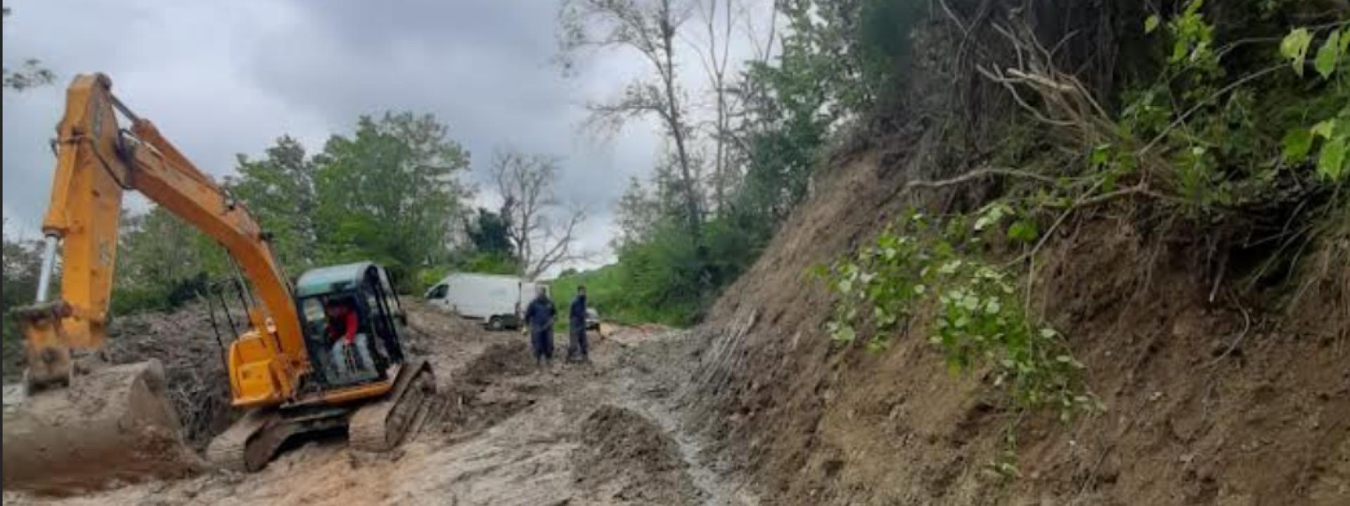 Marche - San Severino,  rilevante ed estesa frana sulla comunale di Cicco Bianco in località Serralta