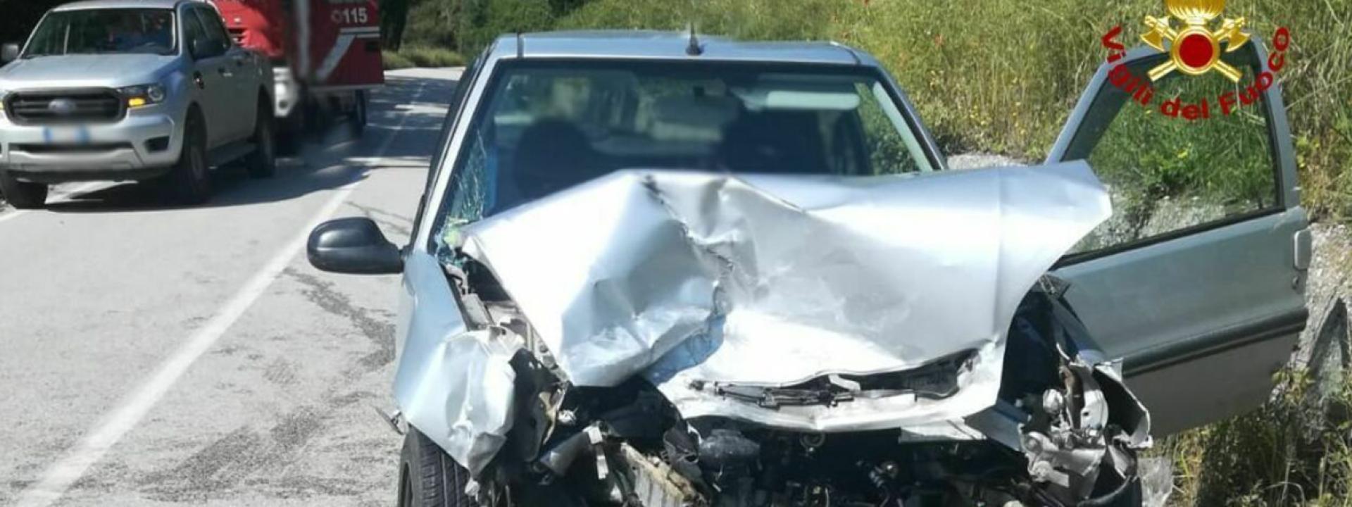 Marche - Tragico frontale fra due auto: un morto e un ferito grave