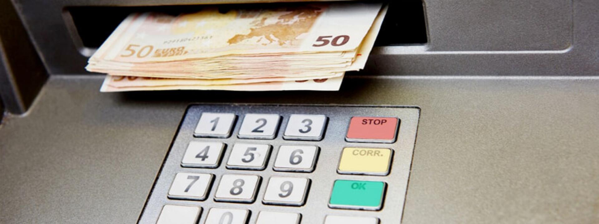 Il bancomat eroga banconote da 50 euro invece di quelle da 20, ma ora la banca rivuole indietro i soldi